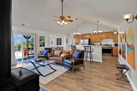 Pet Friendly Hot Tub Country Hideaway Amazing Views on 40 acres - Image 3