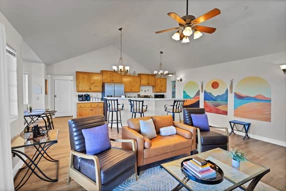 Pet Friendly Hot Tub Country Hideaway Amazing Views on 40 acres - Image 4