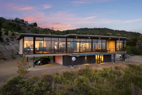 Dream House Hideaway and Hot Tub with Amazing View - Image 1